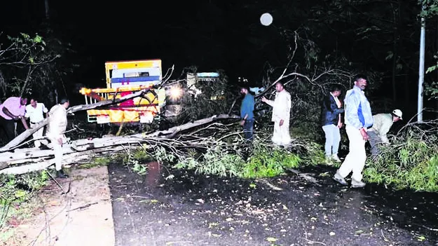 ఈదురుగాలుల బీభత్సం