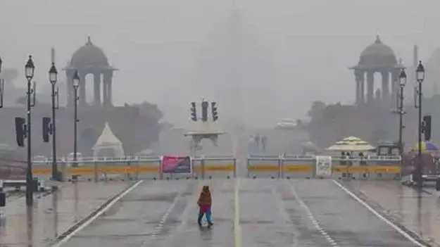 Delhi: ఢిల్లీలో వడగళ్లతో కుంభవృష్టి.. రెడ్ అలర్ట్, పలు విమానాల దారిమళ్లింపు