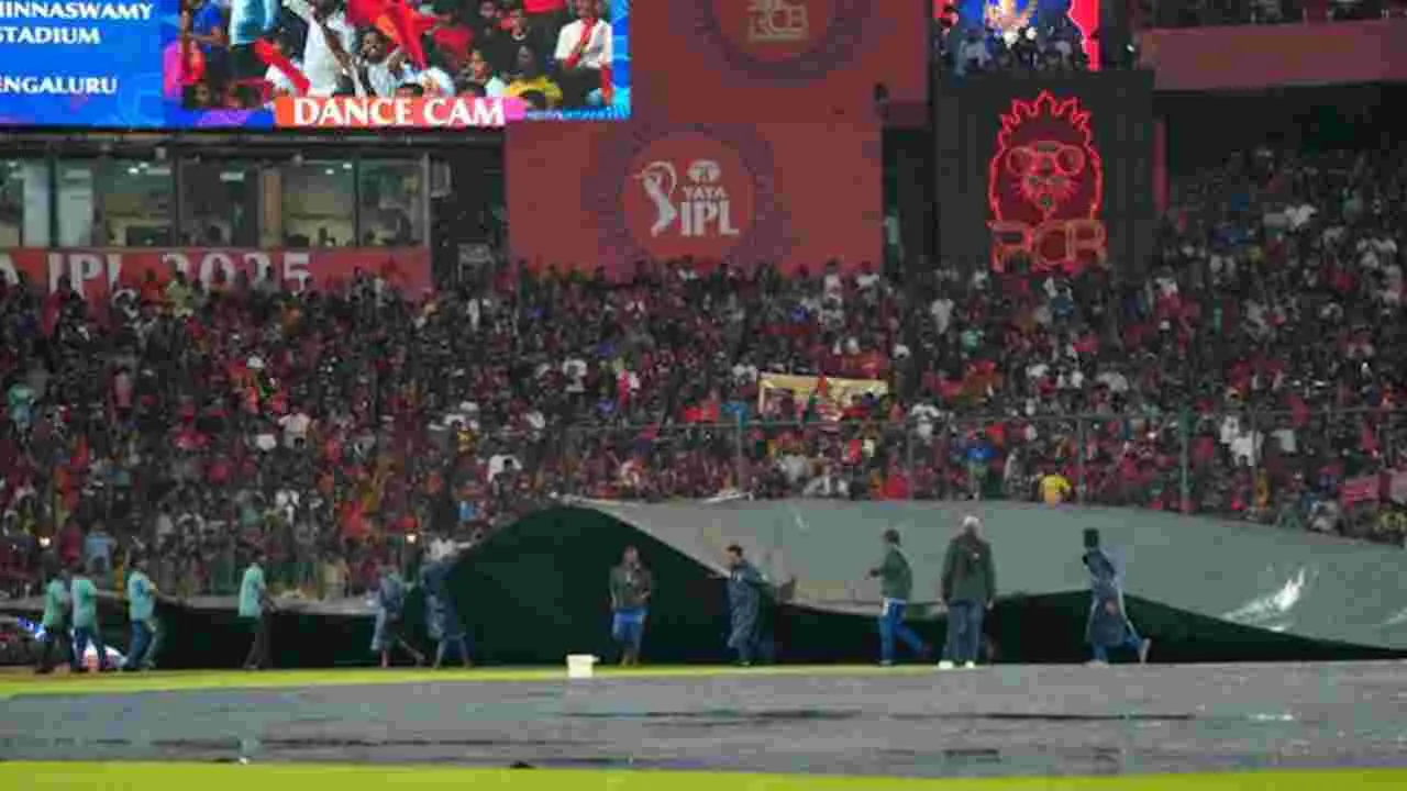 IPL 2025 KKR vs RCB: బెంగళూరులో భారీ వర్షం.. ఆలస్యం కానున్న టాస్..