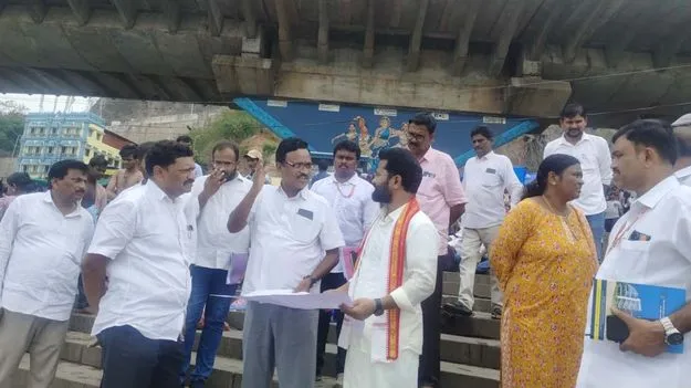 దుర్గాఘాట్‌లో జల్లు స్నానాలకు ఏర్పాట్లు చేయండి