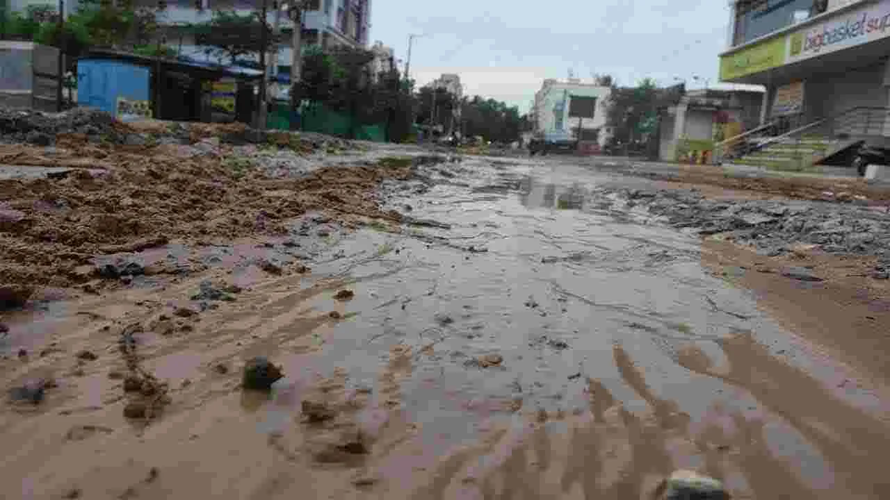 బాబోయ్ ఇవేం రోడ్లు.. 