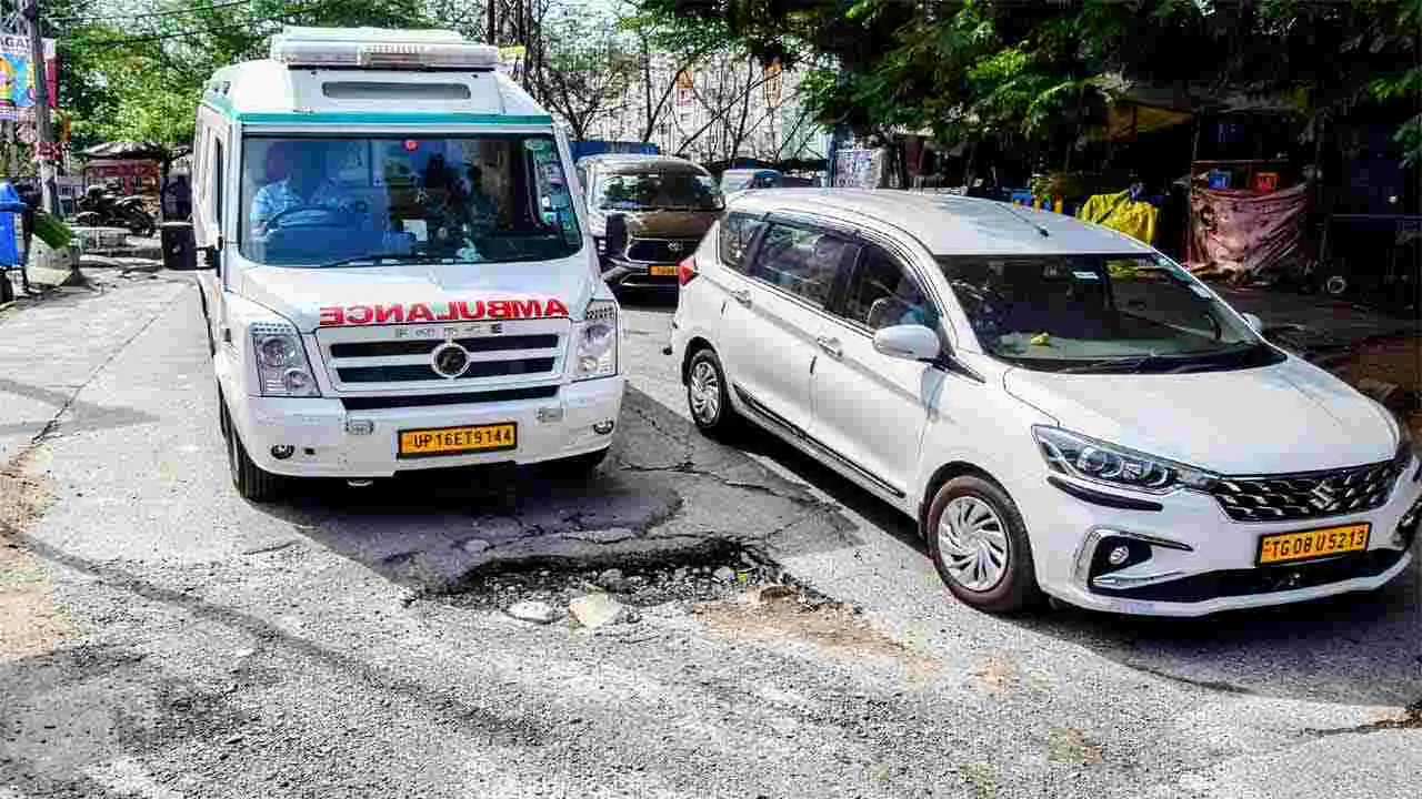 బాబోయ్ ఇవేం రోడ్లు.. 
