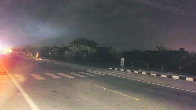 నిశీధిలో ప్రయాణం .. ప్రాణమే ఫణం