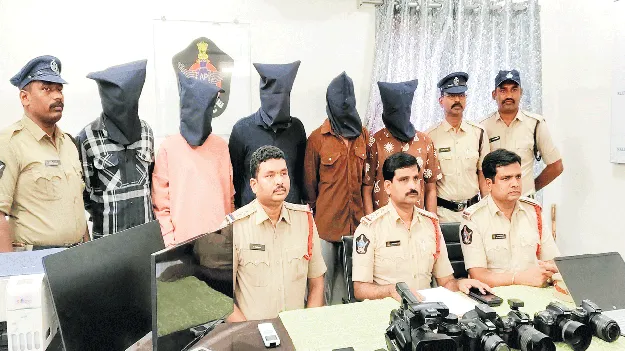 రాత్రుళ్లు వచ్చి.. మొత్తం దోచేసి..