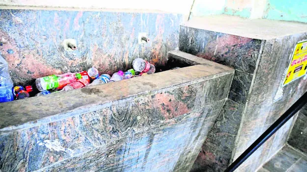 ప్రయాణికుల దాహం తీర్చరూ