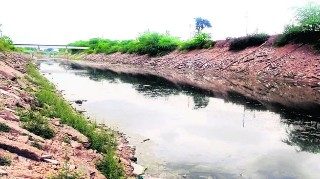  చివరి భూములకు సాగునీటి అవస్థలు