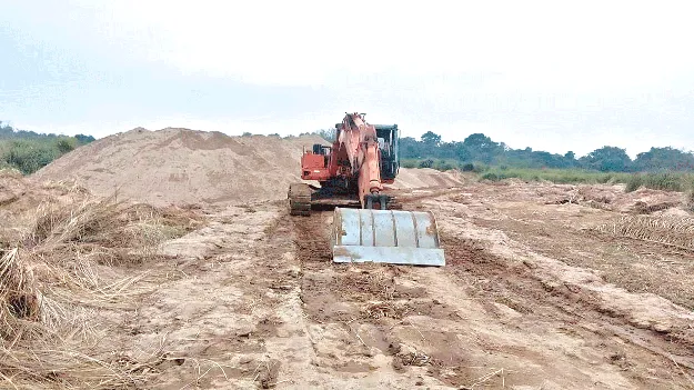 Digging... and Shifting.. తవ్వేస్తూ.. తరలిస్తూ..!