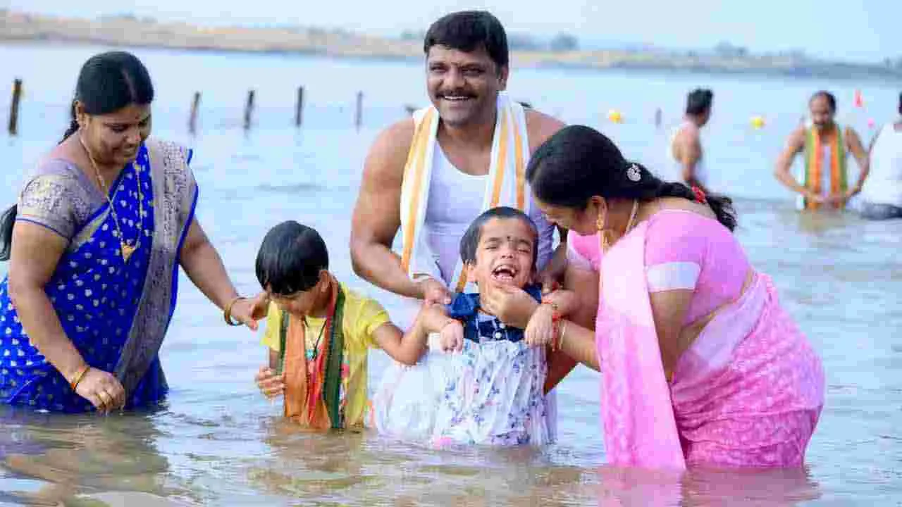 సరస్వతి పుష్కరాలు.. కాశీ వేద పండితులు హారతి