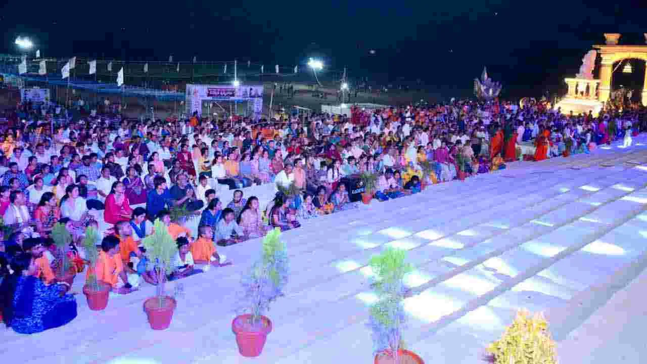 సరస్వతి పుష్కరాలు.. కాశీ వేద పండితులు హారతి