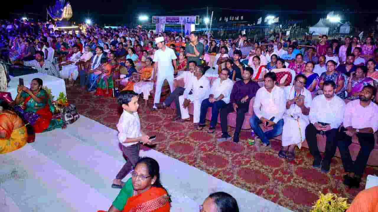 సరస్వతి పుష్కరాలు.. కాశీ వేద పండితులు హారతి