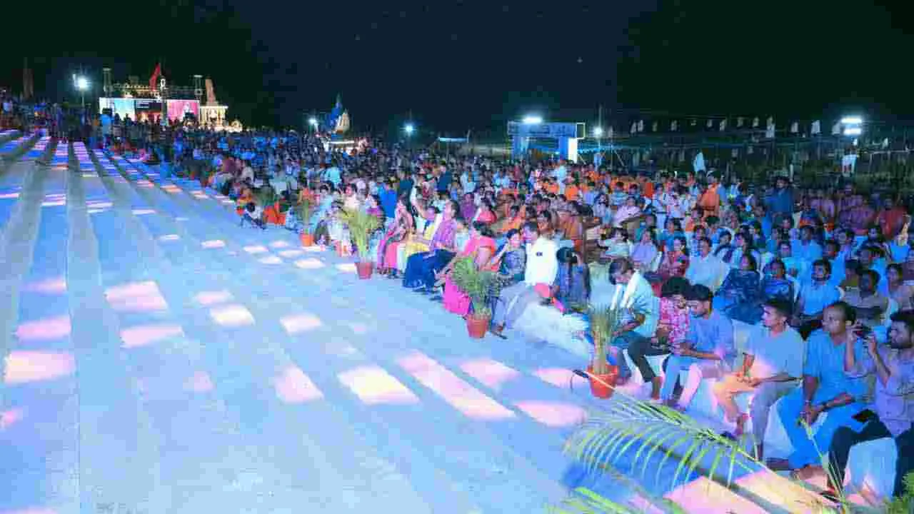 సరస్వతి పుష్కరాలు.. కాశీ వేద పండితులు హారతి