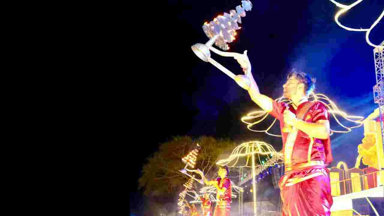 సరస్వతి పుష్కరాలు.. కాశీ వేద పండితులు హారతి