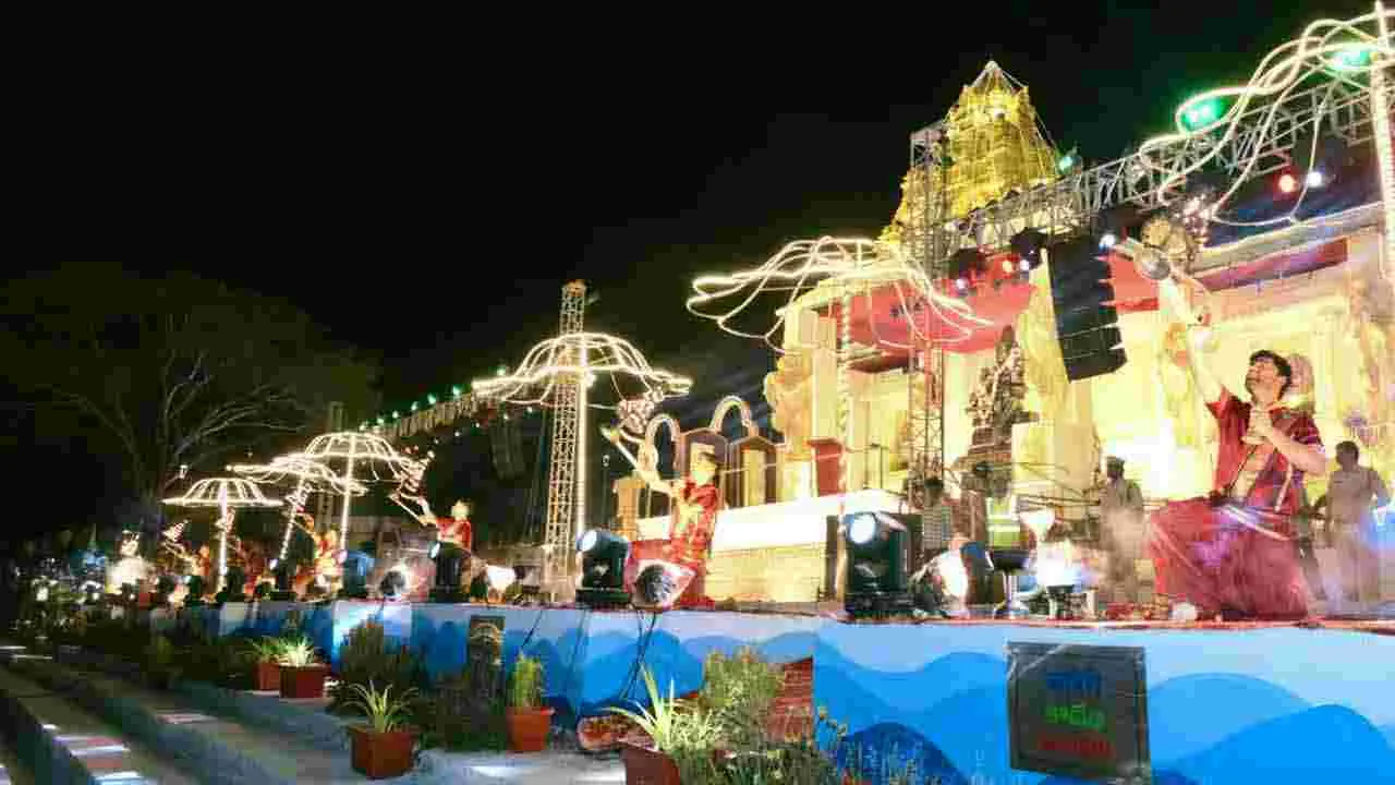 సరస్వతి పుష్కరాలు.. కాశీ వేద పండితులు హారతి