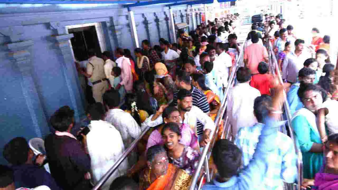 saraswati pushkaralu 2025: నేటితో ముగియనున్న పుష్కరాలు.. కాళేశ్వరానికి పోటెత్తిన భక్తులు