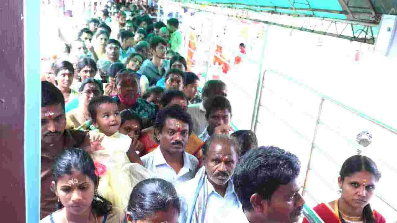 saraswati pushkaralu 2025: నేటితో ముగియనున్న పుష్కరాలు.. కాళేశ్వరానికి పోటెత్తిన భక్తులు
