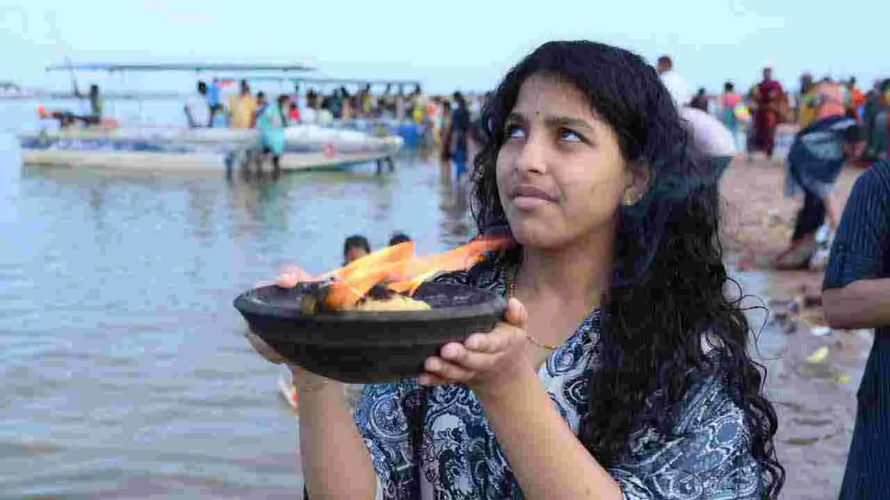 saraswati pushkaralu 2025: నేటితో ముగియనున్న పుష్కరాలు.. కాళేశ్వరానికి పోటెత్తిన భక్తులు