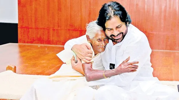 Pawan Emotional Moment: హత్తుకున్న అభిమానం