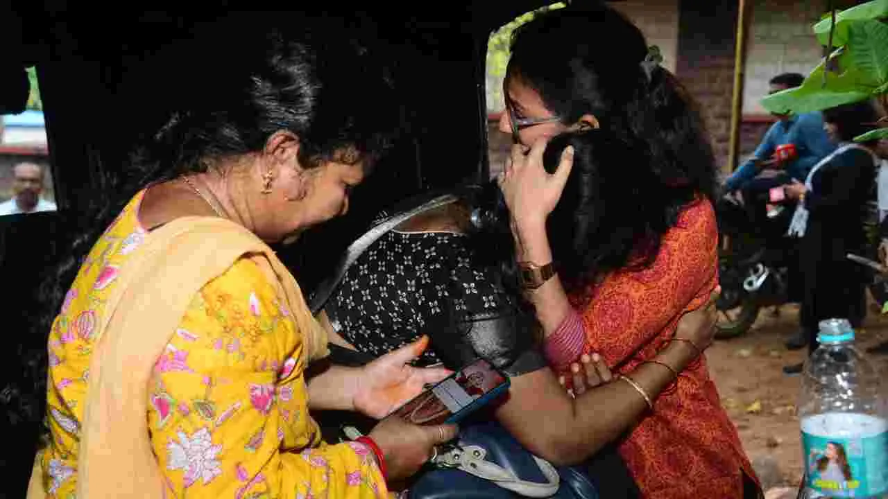 Simhachalam  Tragedy: సింహాచలం ఘటన.. కేజీహెచ్‌ వద్ద బంధువుల రోదనలు