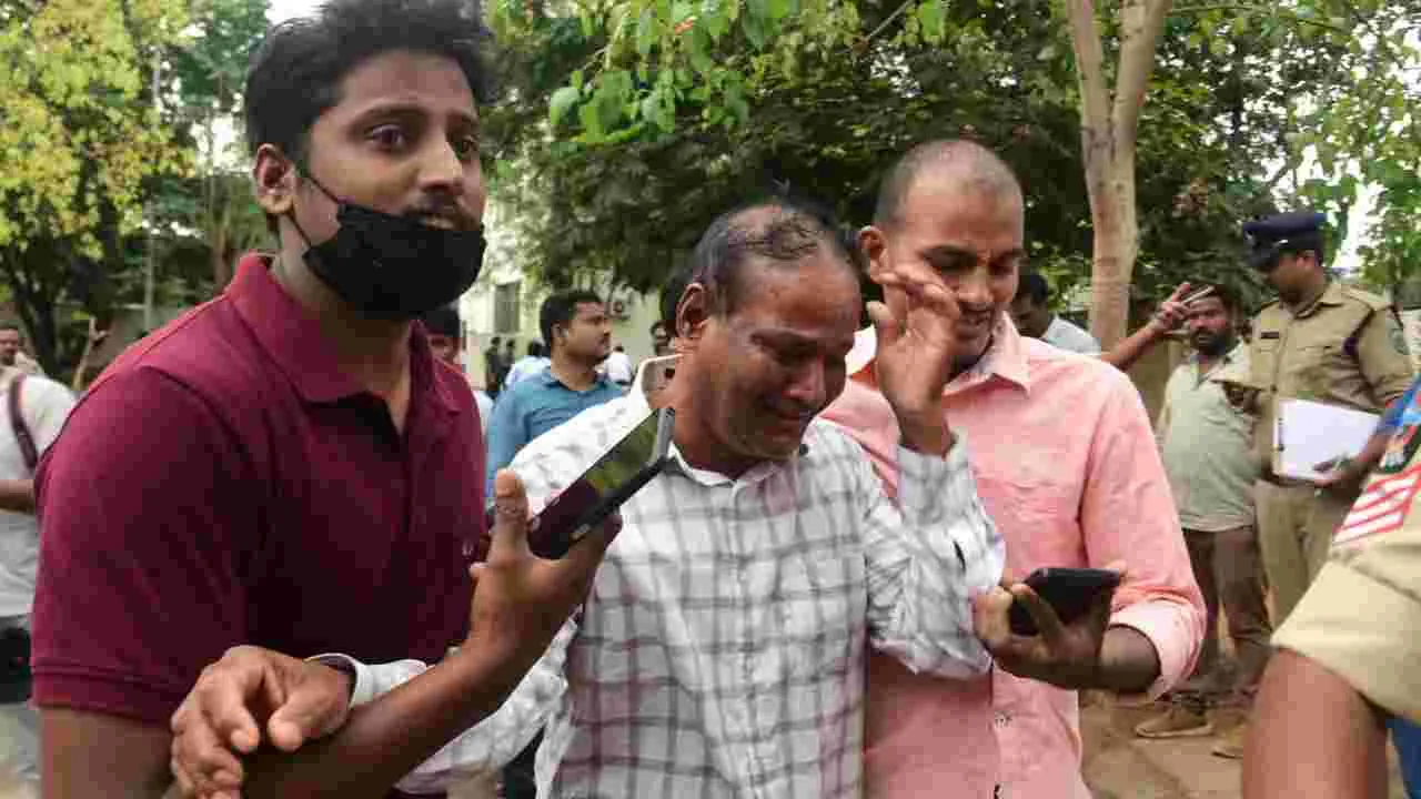 Simhachalam  Tragedy: సింహాచలం ఘటన.. కేజీహెచ్‌ వద్ద బంధువుల రోదనలు