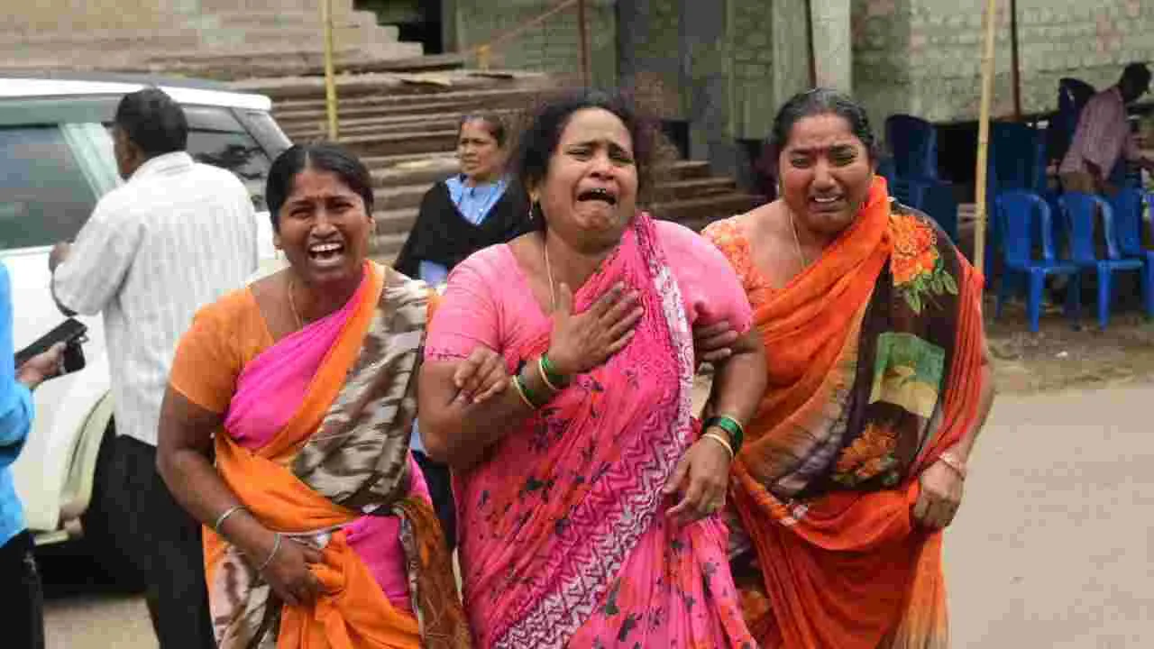 Simhachalam  Tragedy: సింహాచలం ఘటన.. కేజీహెచ్‌ వద్ద బంధువుల రోదనలు