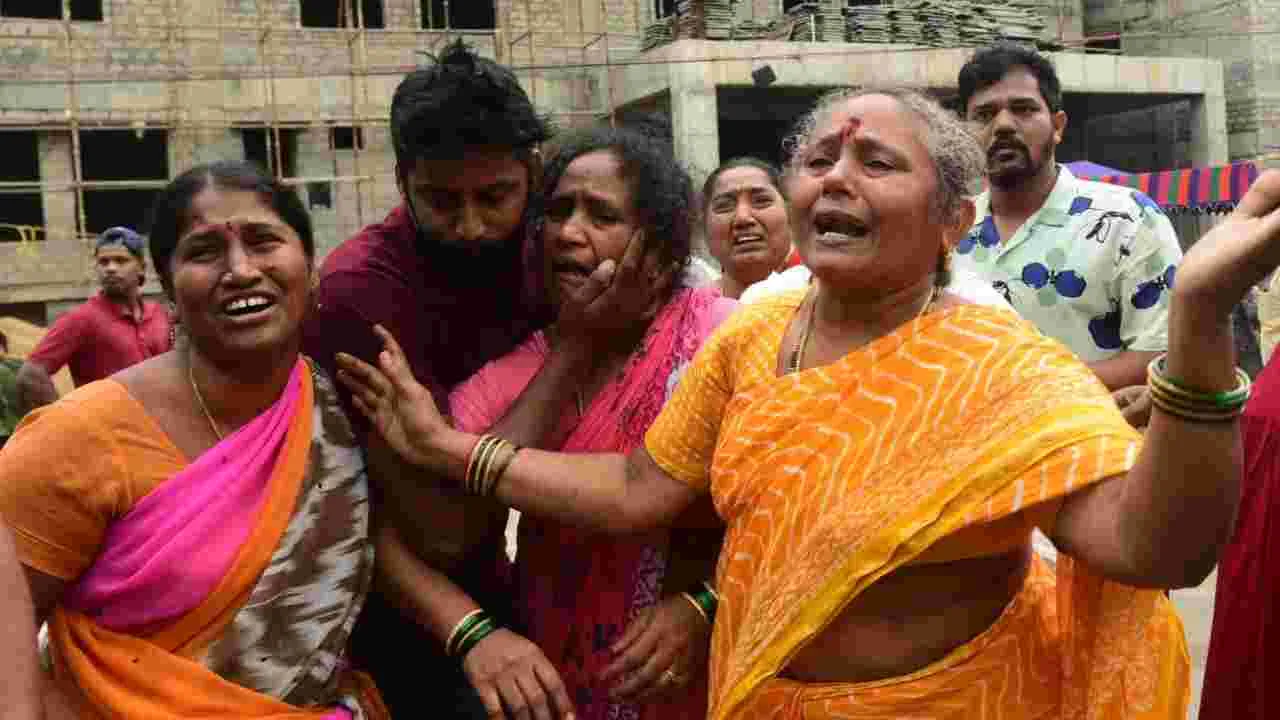 Simhachalam  Tragedy: సింహాచలం ఘటన.. కేజీహెచ్‌ వద్ద బంధువుల రోదనలు