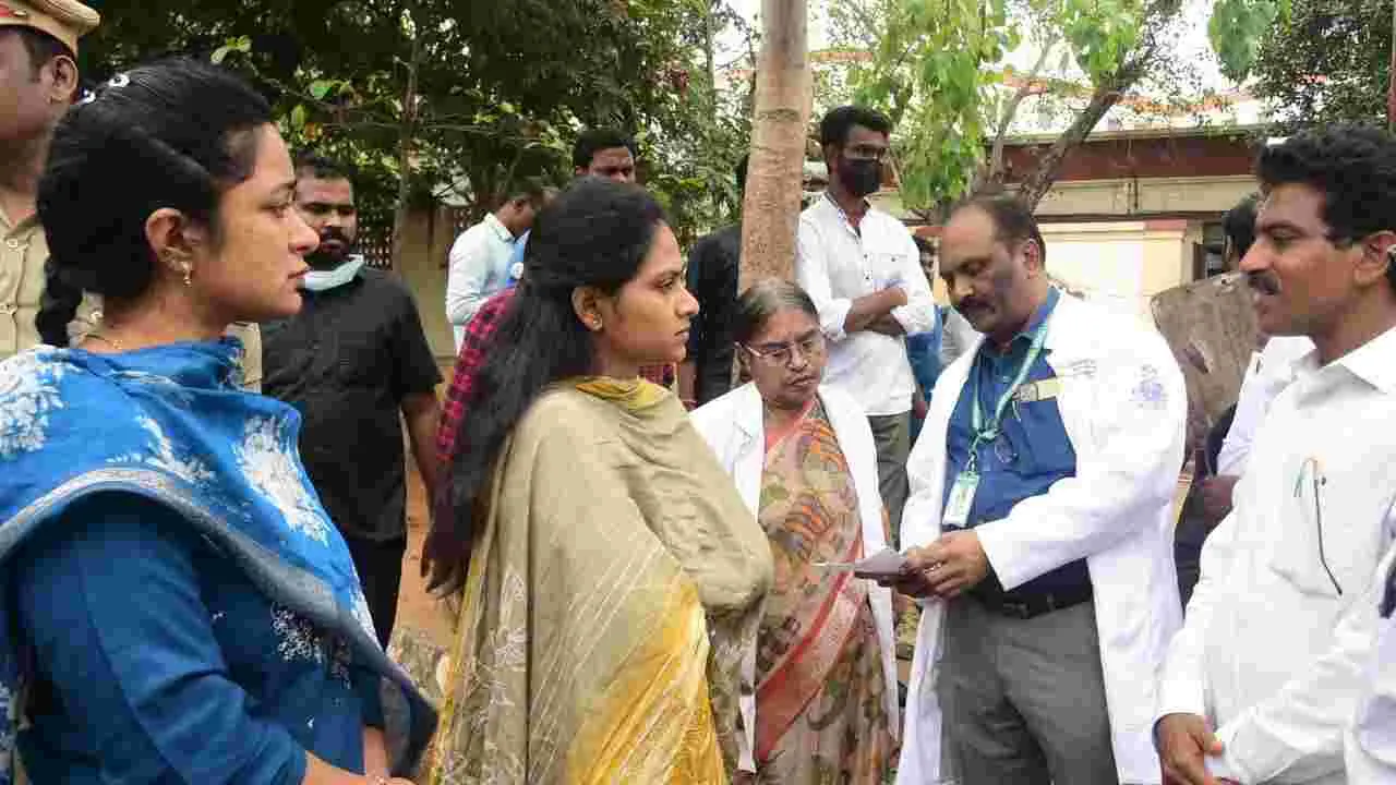 Simhachalam  Tragedy: సింహాచలం ఘటన.. కేజీహెచ్‌ వద్ద బంధువుల రోదనలు