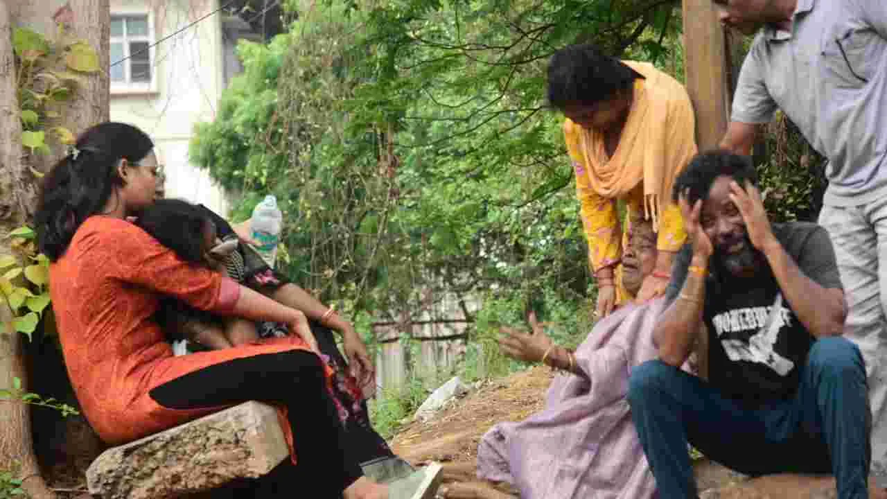 Simhachalam  Tragedy: సింహాచలం ఘటన.. కేజీహెచ్‌ వద్ద బంధువుల రోదనలు