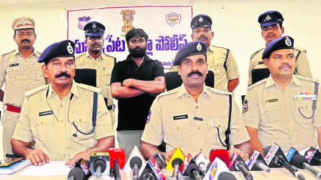  గుర్తింపు మార్చుకుని.. కుటుంబాన్ని వదులుకుని