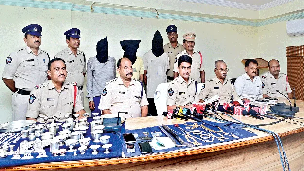 Theft Incidents: తాళం వేసిన ఇళ్లే టార్గెట్