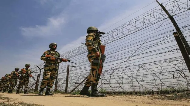 Ceasefire Violations: ఎల్వోసీ వెంట 8 చోట్ల పాక్‌ కాల్పులు