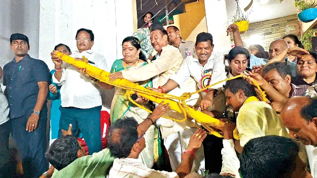 ఘనంగా తొలేళ్లు