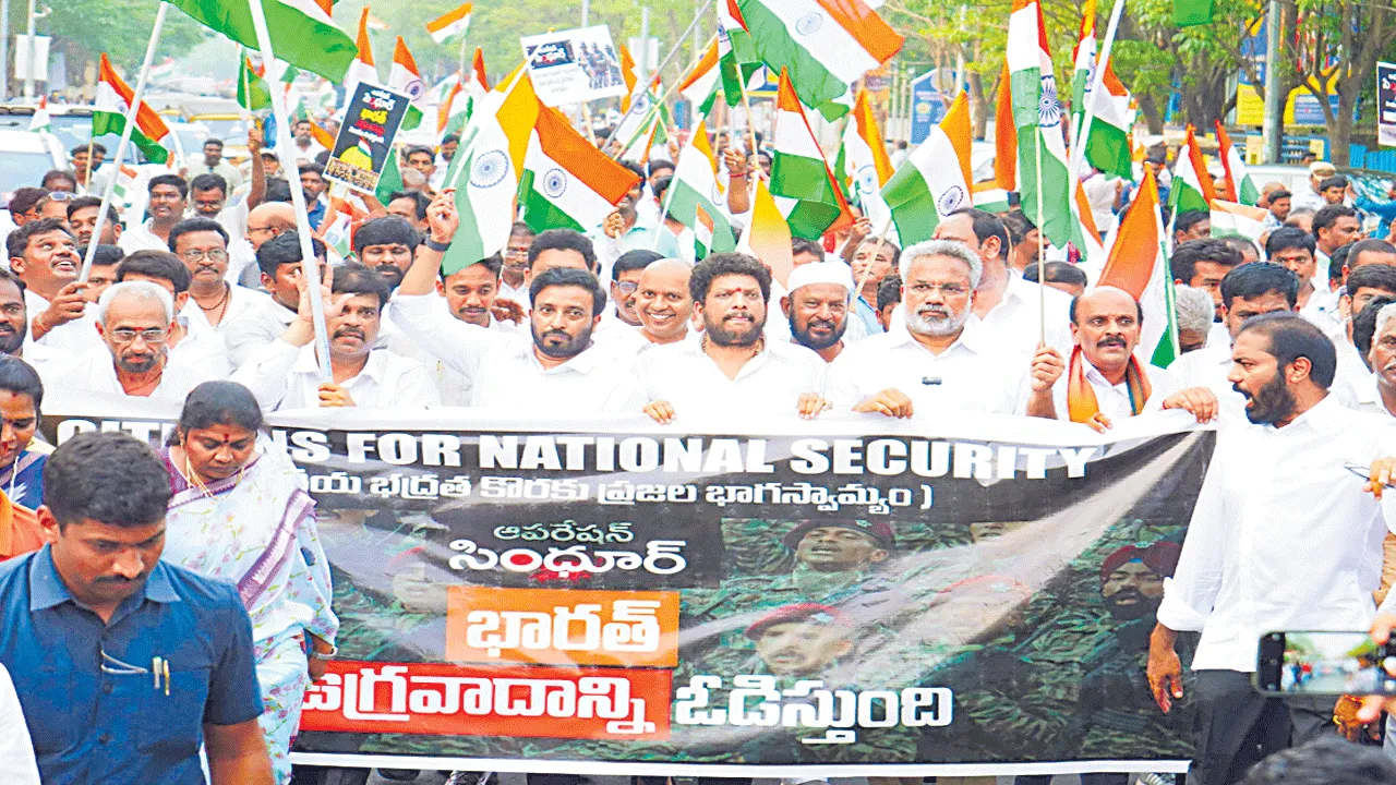 త్రివర్ణ పతాక రెపరెపలు