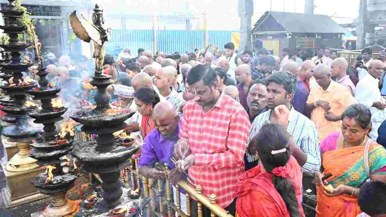 తిరుమలలో భక్తుల రద్దీ.. శ్రీవారి దర్శనానికి పోటెత్తిన భక్తులు