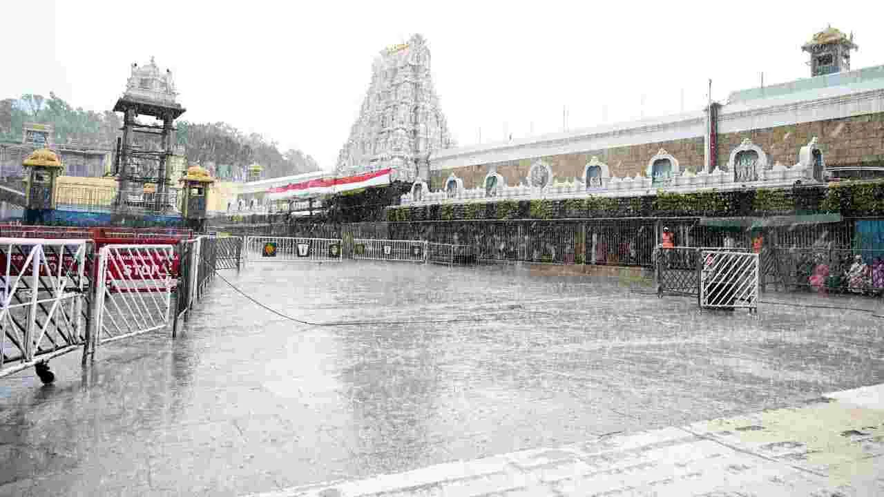 తిరుమలలో భారీ వర్షం.. భక్తుల పరుగులు..