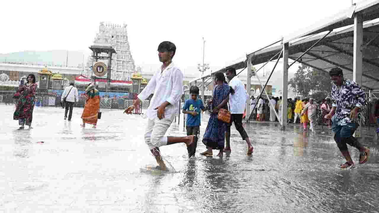 తిరుమలలో భారీ వర్షం.. భక్తుల పరుగులు..