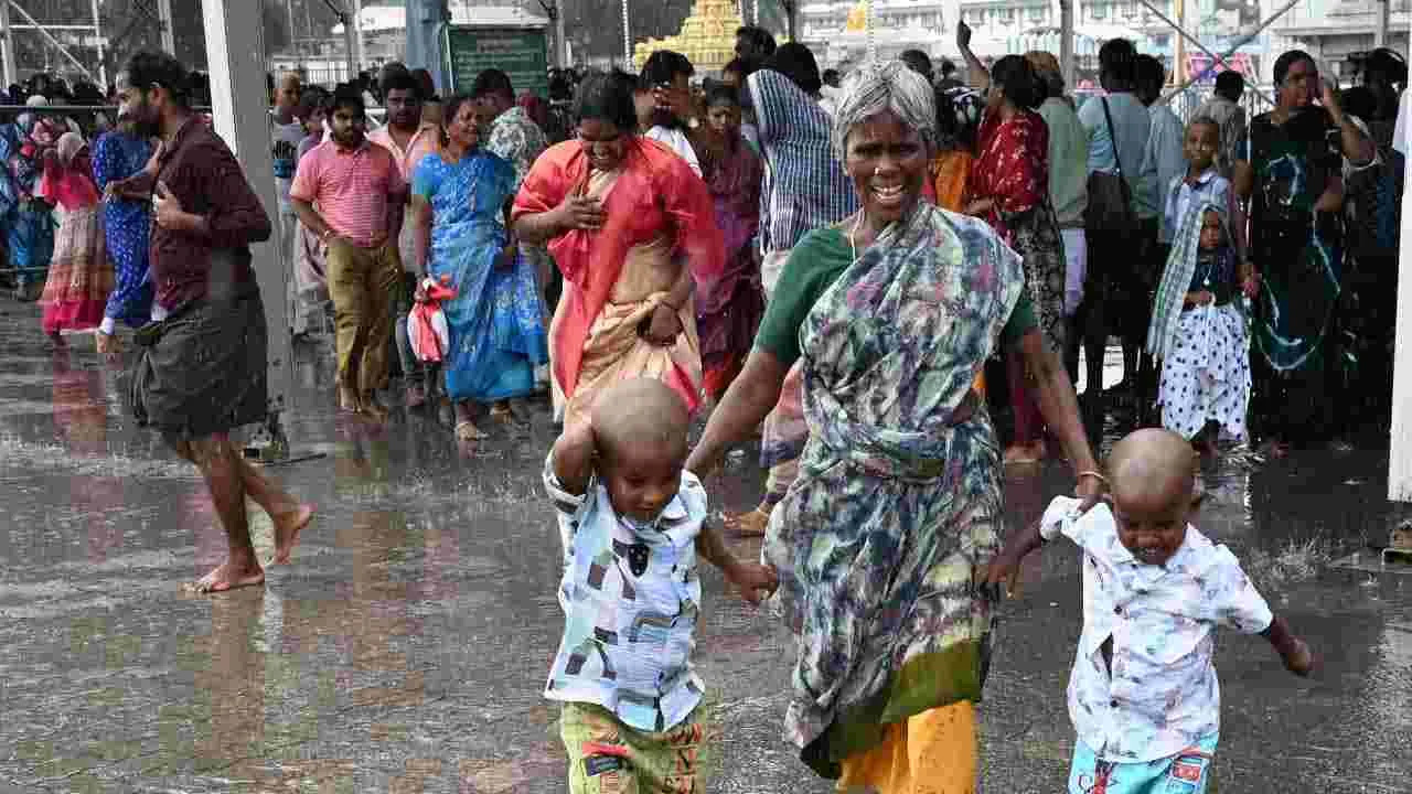 తిరుమలలో భారీ వర్షం.. భక్తుల పరుగులు..