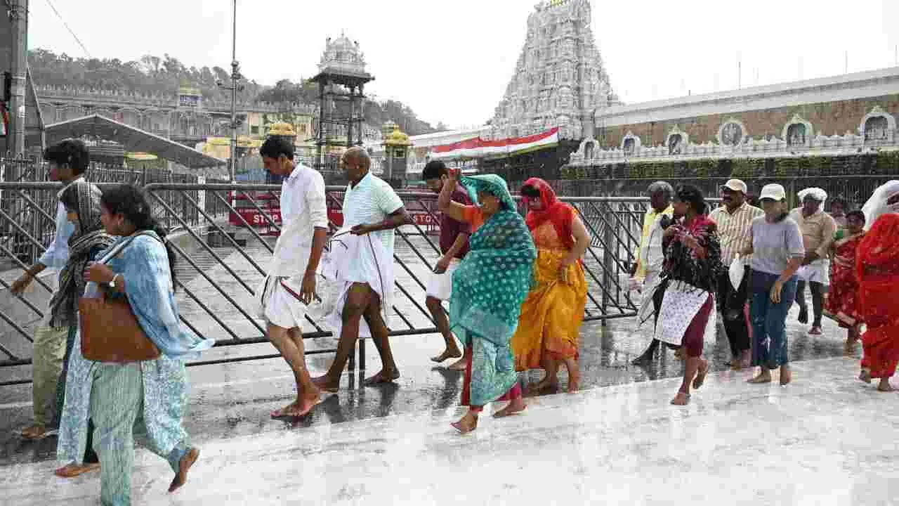 తిరుమలలో భారీ వర్షం.. భక్తుల పరుగులు..