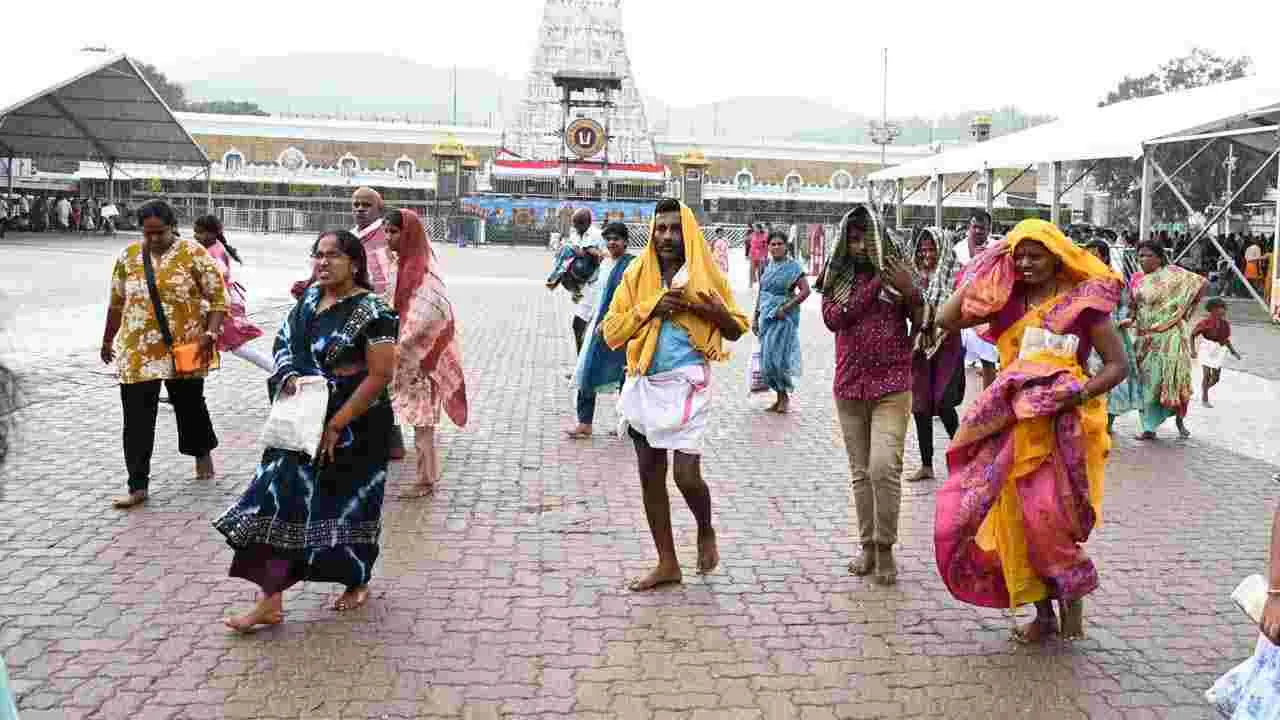 తిరుమలలో భారీ వర్షం.. భక్తుల పరుగులు..