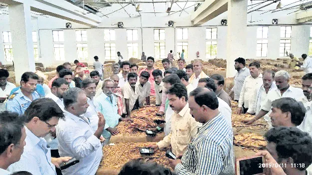 ధరల కోత.. అక్రమ కొనుగోళ్లు