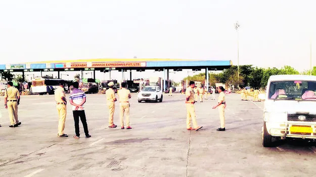 టోల్‌ప్లాజా వద్ద మూడు గంటల వేట.. 