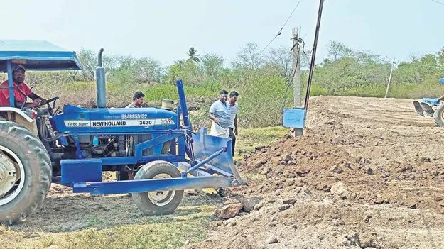  కబ్జాతో ఆక్రమణదారుల దర్జా 