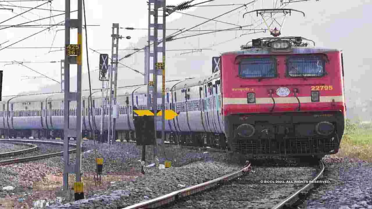 Train Accident: కదులుతున్న రైలు ఎక్కబోతూ మహిళ మృతి 