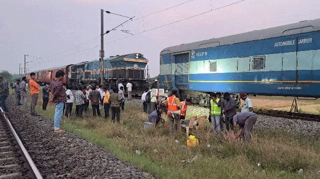 పట్టాలు తప్పిన గూడ్స్‌ రైలు