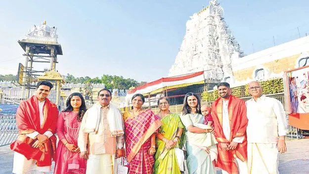 Tirumala Darshan: శ్రీవారి సేవలో హైకోర్టు మాజీ న్యాయమూర్తి