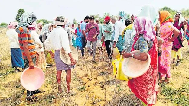   జీతాలు రాక.. వెతలు తీరక