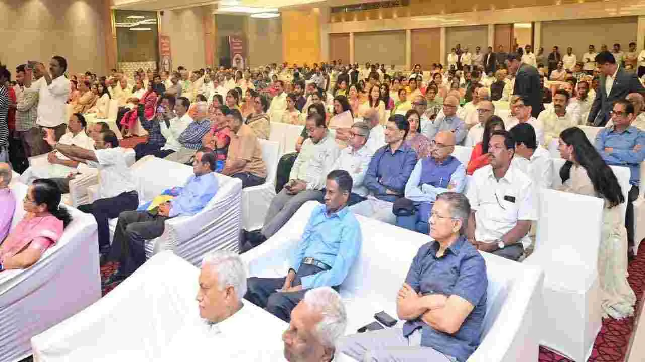 మాజీ ఉప రాష్ట్రపతి ఎం. వెంకయ్యనాయుడు చేతుల మీదగా కొండ మెట్లు పుస్తకావిష్కరణ