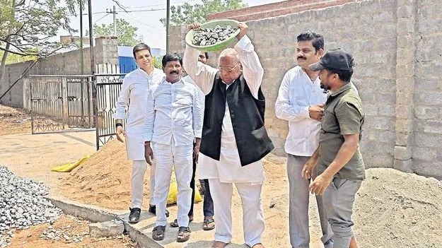  అమరవీరుల స్థూపం నిర్మాణ పనుల్లో వీహెచ