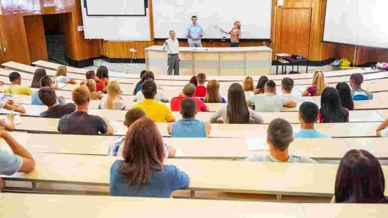 US warns Indian students: అమెరికా విద్యార్థులకు షాక్.. క్లాస్‌లు ఎగ్గొడితే వీసా రద్దు