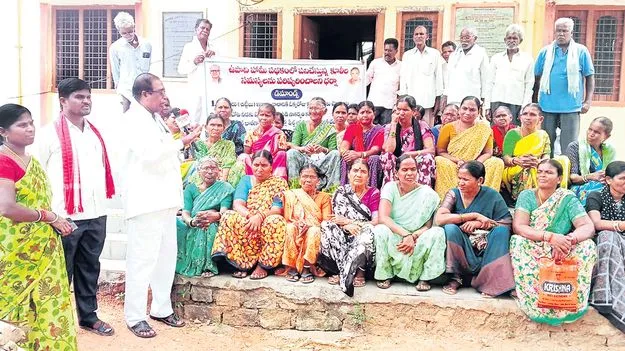 కూలీల సమస్యలను పరిష్కరించాలి