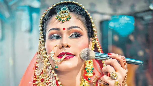 Festive Makeup: వేడుకల్లో వెలిగేలా